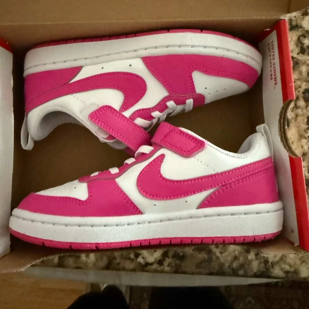 Nike Kids Sneakers in Pink and White - Picture 4 of 5